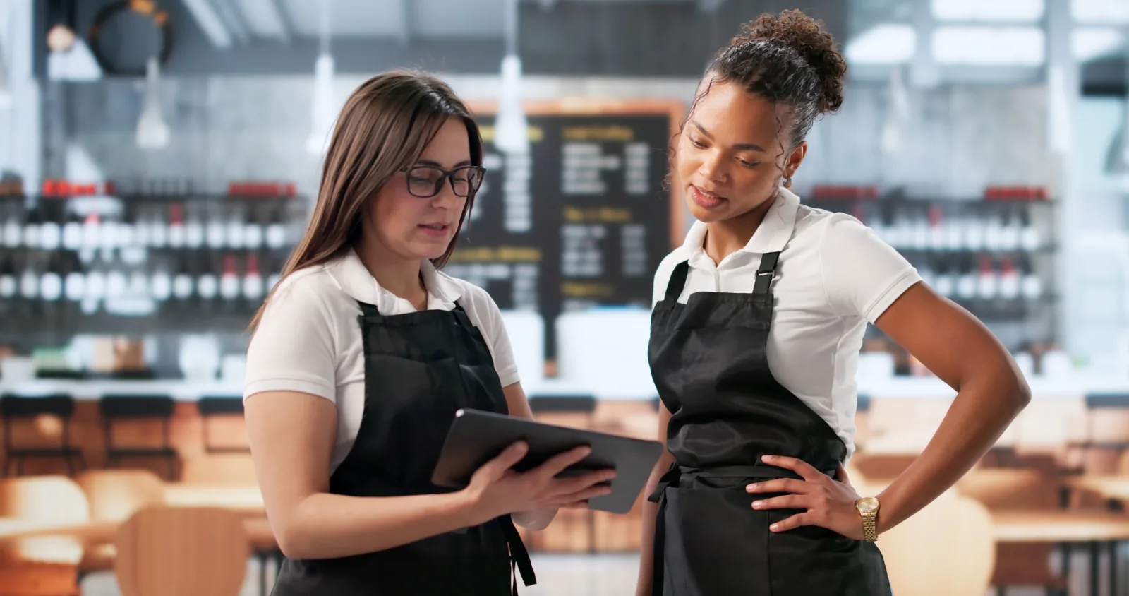 Zwei Mitarbeiterinnen in der Gastronomie bei der gemeinsamen Planung